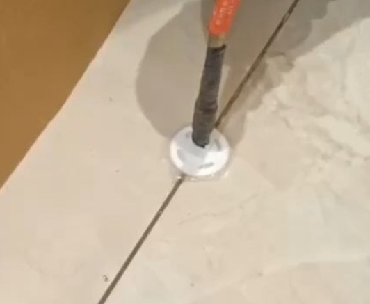 白云瓷砖空鼓维修公司专业解答瓷砖在铺贴过程中，如果没有涂抹均匀到位的粘结材料（如水泥砂浆或瓷砖胶），可能会导致以下问题