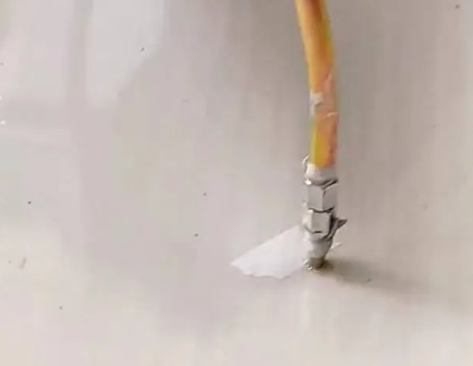 白云瓷砖空鼓维修公司专业解答在瓷砖铺贴过程中，如果使用的砂料过粗（如全部使用了粗砂），可能会导致以下问题