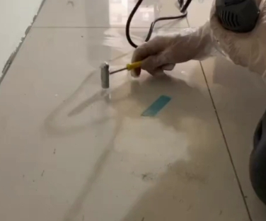 白云瓷砖开裂维修公司专业分享瓷砖在铺贴前如果没有沥干水分，将会导致以下问题